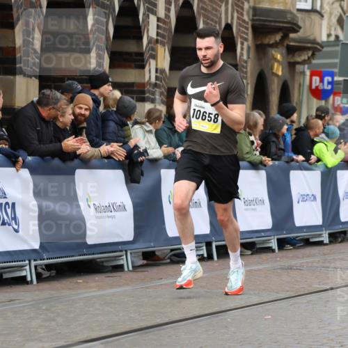 05.10.2025 - 20. swb-Marathon Bremen Strokosch-Dieckow http://msf.ph/oto/9221893 05.10.2025 10:40:21 Ziel 10070, 10565, 10658 meine-sportfotos.de