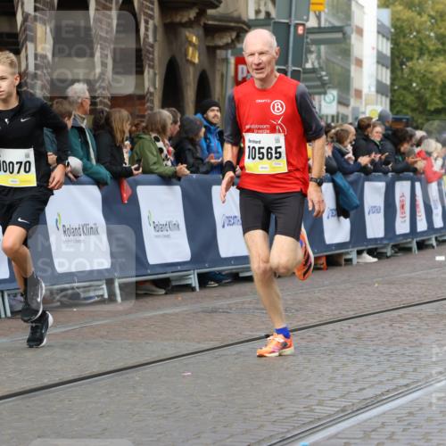 05.10.2025 - 20. swb-Marathon Bremen Strokosch-Dieckow http://msf.ph/oto/9221919 05.10.2025 10:40:26 Ziel 10070, 10565, 10686 meine-sportfotos.de