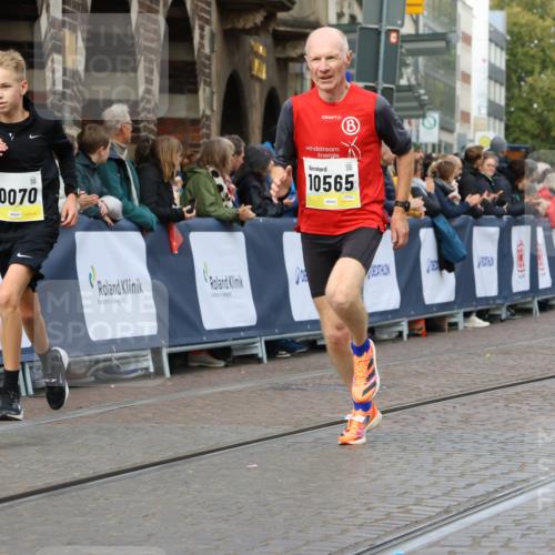05.10.2025 - 20. swb-Marathon Bremen Strokosch-Dieckow http://msf.ph/oto/9221922 05.10.2025 10:40:26 Ziel 10070, 10565, 10686 meine-sportfotos.de