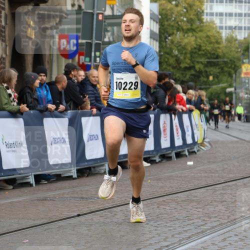 05.10.2025 - 20. swb-Marathon Bremen Strokosch-Dieckow http://msf.ph/oto/9221998 05.10.2025 10:40:46 Ziel 10161, 10229 meine-sportfotos.de