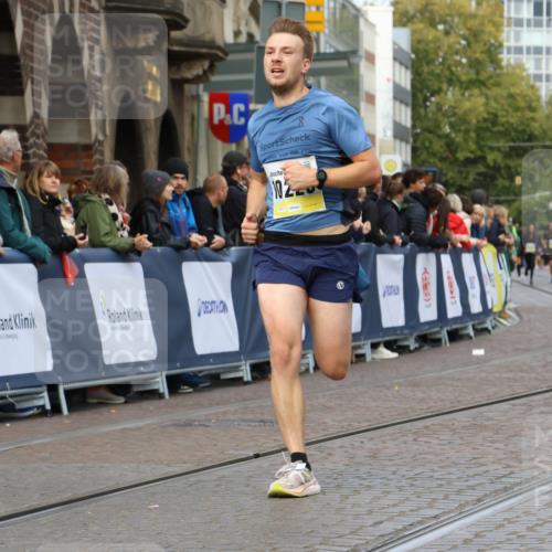 05.10.2025 - 20. swb-Marathon Bremen Strokosch-Dieckow http://msf.ph/oto/9222014 05.10.2025 10:40:46 Ziel 10161, 10229 meine-sportfotos.de