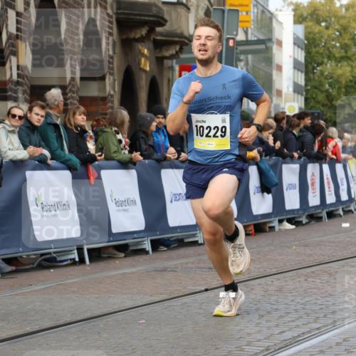 05.10.2025 - 20. swb-Marathon Bremen Strokosch-Dieckow http://msf.ph/oto/9222021 05.10.2025 10:40:46 Ziel 10161, 10229 meine-sportfotos.de