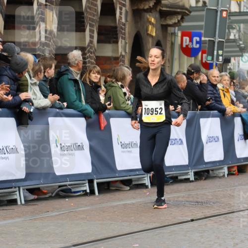 05.10.2025 - 20. swb-Marathon Bremen Strokosch-Dieckow http://msf.ph/oto/9222037 05.10.2025 10:41:07 Ziel 10606, 10952 meine-sportfotos.de