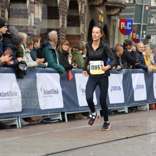 05.10.2025 - 20. swb-Marathon Bremen Strokosch-Dieckow http://msf.ph/oto/9222040 05.10.2025 10:41:07 Ziel 10606, 10952 meine-sportfotos.de