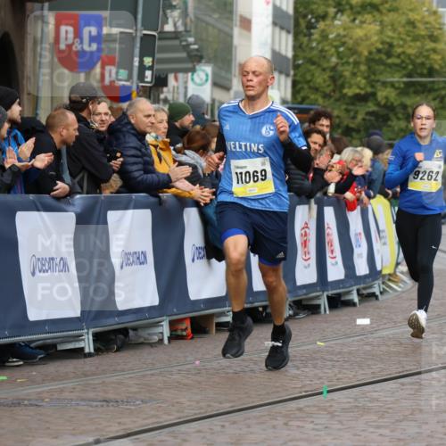05.10.2025 - 20. swb-Marathon Bremen Strokosch-Dieckow http://msf.ph/oto/9222078 05.10.2025 10:41:15 Ziel 9262, 11069, 11086 meine-sportfotos.de