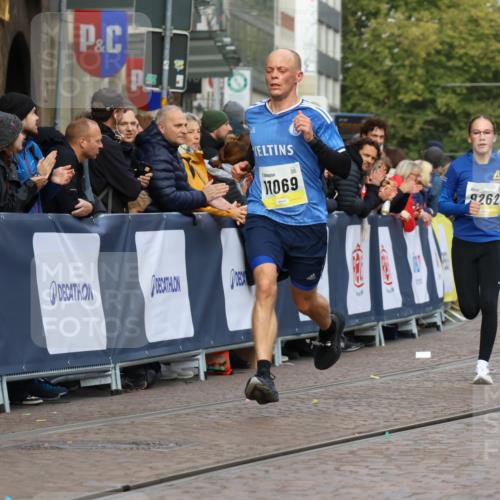 05.10.2025 - 20. swb-Marathon Bremen Strokosch-Dieckow http://msf.ph/oto/9222083 05.10.2025 10:41:15 Ziel 9262, 11069, 11086 meine-sportfotos.de