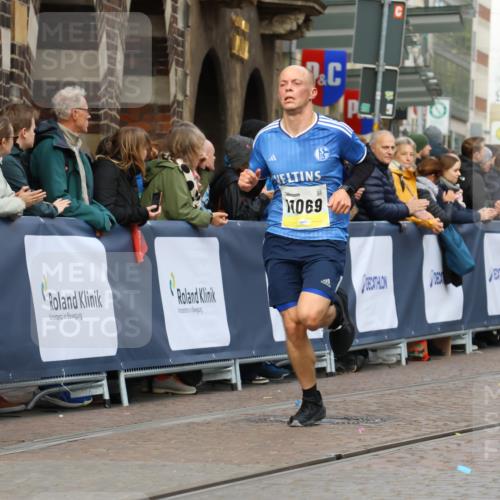 05.10.2025 - 20. swb-Marathon Bremen Strokosch-Dieckow http://msf.ph/oto/9222096 05.10.2025 10:41:16 Ziel 9262, 11069, 11086 meine-sportfotos.de