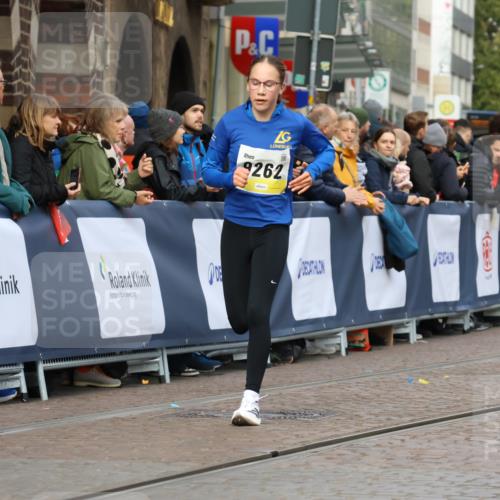 05.10.2025 - 20. swb-Marathon Bremen Strokosch-Dieckow http://msf.ph/oto/9222105 05.10.2025 10:41:17 Ziel 9262, 11069, 11086 meine-sportfotos.de