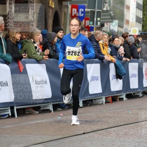 05.10.2025 - 20. swb-Marathon Bremen Strokosch-Dieckow http://msf.ph/oto/9222111 05.10.2025 10:41:17 Ziel 9262, 11069, 11086 meine-sportfotos.de