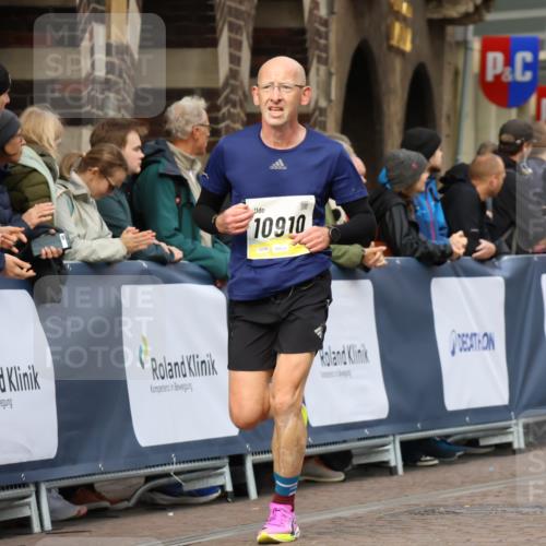 05.10.2025 - 20. swb-Marathon Bremen Strokosch-Dieckow http://msf.ph/oto/9222158 05.10.2025 10:41:27 Ziel 10744, 10910 meine-sportfotos.de