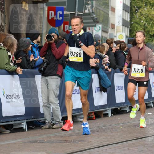 05.10.2025 - 20. swb-Marathon Bremen Strokosch-Dieckow http://msf.ph/oto/9222231 05.10.2025 10:41:50 Ziel 9884, 10104, 10691, 10880, 11581, 11710 meine-sportfotos.de