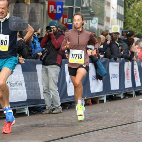 05.10.2025 - 20. swb-Marathon Bremen Strokosch-Dieckow http://msf.ph/oto/9222234 05.10.2025 10:41:51 Ziel 9884, 10104, 10155, 10691, 10880, 11581, 11710 meine-sportfotos.de
