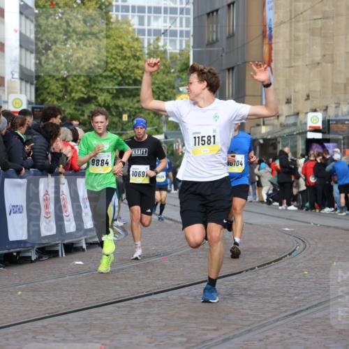 05.10.2025 - 20. swb-Marathon Bremen Strokosch-Dieckow http://msf.ph/oto/9222249 05.10.2025 10:41:53 Ziel 9884, 10104, 10155, 10691, 10880, 11581, 11710 meine-sportfotos.de