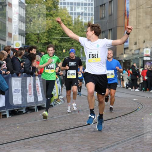 05.10.2025 - 20. swb-Marathon Bremen Strokosch-Dieckow http://msf.ph/oto/9222256 05.10.2025 10:41:53 Ziel 9884, 10104, 10155, 10691, 10880, 11581, 11710 meine-sportfotos.de