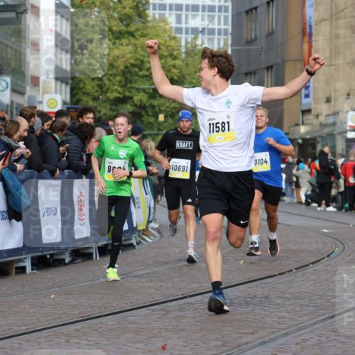 05.10.2025 - 20. swb-Marathon Bremen Strokosch-Dieckow http://msf.ph/oto/9222262 05.10.2025 10:41:53 Ziel 9884, 10104, 10155, 10691, 10880, 11581, 11710 meine-sportfotos.de