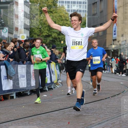 05.10.2025 - 20. swb-Marathon Bremen Strokosch-Dieckow http://msf.ph/oto/9222277 05.10.2025 10:41:53 Ziel 9884, 10104, 10155, 10691, 10880, 11581, 11710 meine-sportfotos.de