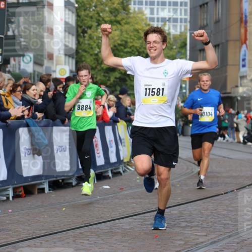 05.10.2025 - 20. swb-Marathon Bremen Strokosch-Dieckow http://msf.ph/oto/9222288 05.10.2025 10:41:53 Ziel 9884, 10104, 10155, 10691, 10880, 11581, 11710 meine-sportfotos.de
