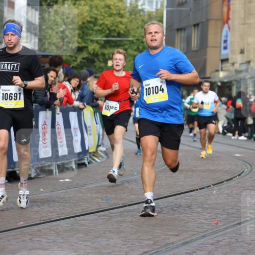 05.10.2025 - 20. swb-Marathon Bremen Strokosch-Dieckow http://msf.ph/oto/9222293 05.10.2025 10:41:56 Ziel 9849, 9884, 10104, 10155, 10691, 11581, 11710 meine-sportfotos.de