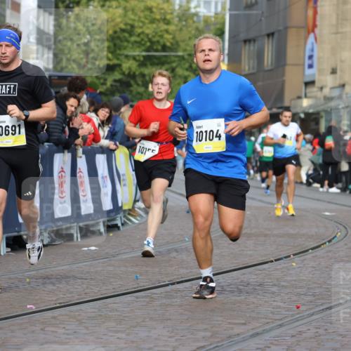 05.10.2025 - 20. swb-Marathon Bremen Strokosch-Dieckow http://msf.ph/oto/9222297 05.10.2025 10:41:56 Ziel 9849, 9884, 10104, 10155, 10691, 11581, 11710 meine-sportfotos.de