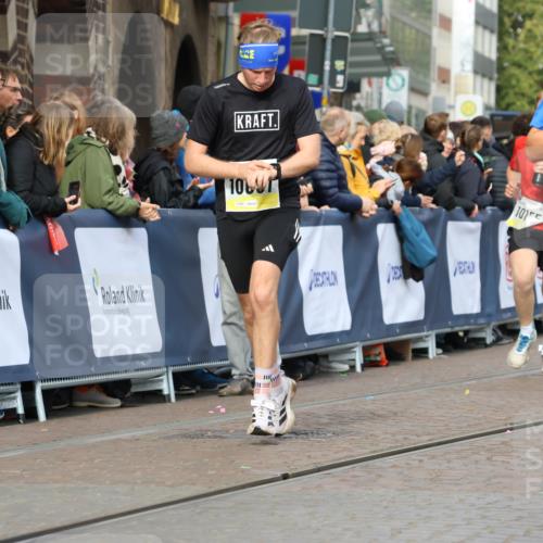 05.10.2025 - 20. swb-Marathon Bremen Strokosch-Dieckow http://msf.ph/oto/9222311 05.10.2025 10:41:57 Ziel 9849, 9884, 10104, 10155, 10691 meine-sportfotos.de