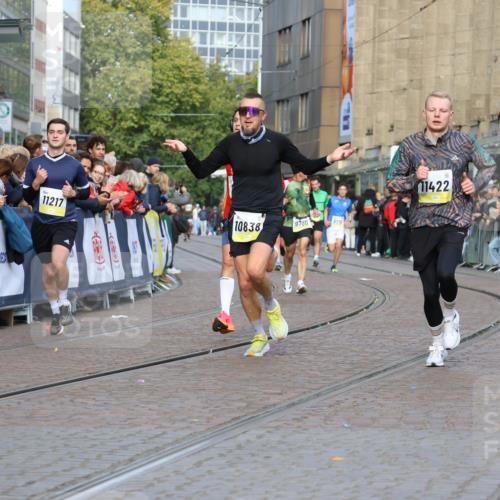 05.10.2025 - 20. swb-Marathon Bremen Strokosch-Dieckow http://msf.ph/oto/9222359 05.10.2025 10:42:13 Ziel 8187, 9364, 9700, 10838, 11217, 11422 meine-sportfotos.de