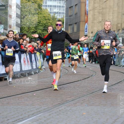 05.10.2025 - 20. swb-Marathon Bremen Strokosch-Dieckow http://msf.ph/oto/9222367 05.10.2025 10:42:13 Ziel 8187, 9364, 9700, 10838, 11217, 11422 meine-sportfotos.de