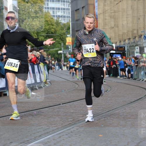 05.10.2025 - 20. swb-Marathon Bremen Strokosch-Dieckow http://msf.ph/oto/9222407 05.10.2025 10:42:14 Ziel 8187, 9364, 9700, 10838, 11217, 11422 meine-sportfotos.de