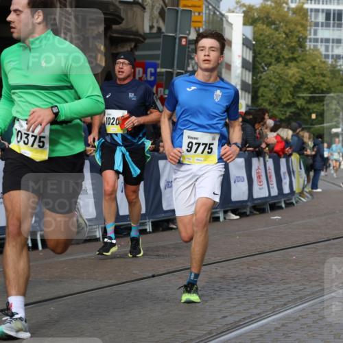 05.10.2025 - 20. swb-Marathon Bremen Strokosch-Dieckow http://msf.ph/oto/9222540 05.10.2025 10:42:25 Ziel 9775, 10208, 10375, 11230, 11725 meine-sportfotos.de