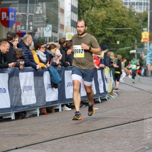 05.10.2025 - 20. swb-Marathon Bremen Strokosch-Dieckow http://msf.ph/oto/9222630 05.10.2025 10:42:38 Ziel 10592, 11178 meine-sportfotos.de