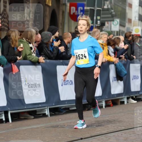 05.10.2025 - 20. swb-Marathon Bremen Strokosch-Dieckow http://msf.ph/oto/9222673 05.10.2025 10:42:47 Ziel 9524, 11640 meine-sportfotos.de