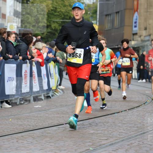 05.10.2025 - 20. swb-Marathon Bremen Strokosch-Dieckow http://msf.ph/oto/9222775 05.10.2025 10:43:02 Ziel 9006, 9302, 9558, 10045, 10553, 10961, 11476 meine-sportfotos.de