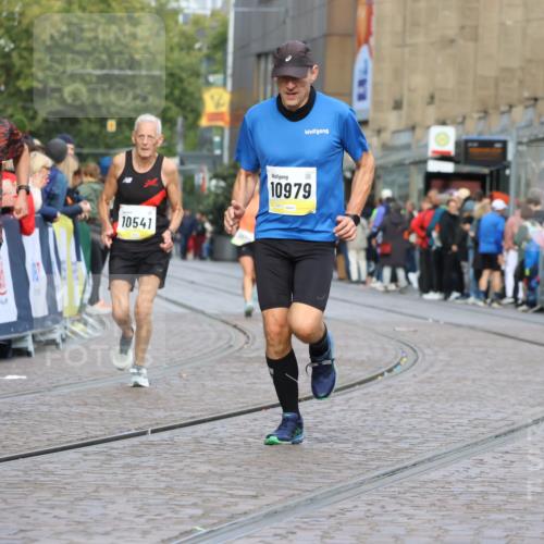 05.10.2025 - 20. swb-Marathon Bremen Strokosch-Dieckow http://msf.ph/oto/9222898 05.10.2025 10:43:12 Ziel 10474, 10541, 10979, 11304 meine-sportfotos.de