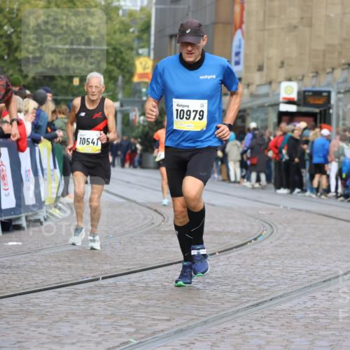 05.10.2025 - 20. swb-Marathon Bremen Strokosch-Dieckow http://msf.ph/oto/9222904 05.10.2025 10:43:12 Ziel 10474, 10541, 10979, 11304 meine-sportfotos.de