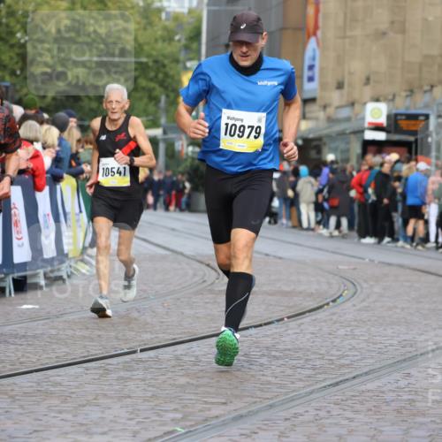 05.10.2025 - 20. swb-Marathon Bremen Strokosch-Dieckow http://msf.ph/oto/9222917 05.10.2025 10:43:12 Ziel 10474, 10541, 10979, 11304 meine-sportfotos.de