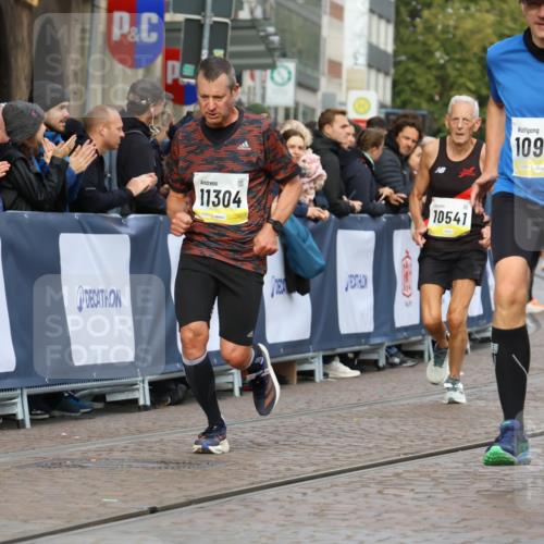 05.10.2025 - 20. swb-Marathon Bremen Strokosch-Dieckow http://msf.ph/oto/9222932 05.10.2025 10:43:13 Ziel 10474, 10541, 10979, 11304 meine-sportfotos.de