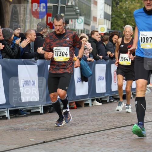 05.10.2025 - 20. swb-Marathon Bremen Strokosch-Dieckow http://msf.ph/oto/9222938 05.10.2025 10:43:13 Ziel 10474, 10541, 10979, 11304 meine-sportfotos.de