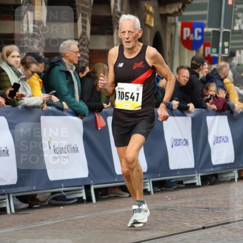 05.10.2025 - 20. swb-Marathon Bremen Strokosch-Dieckow http://msf.ph/oto/9222955 05.10.2025 10:43:16 Ziel 9967, 10541, 10979, 11304 meine-sportfotos.de