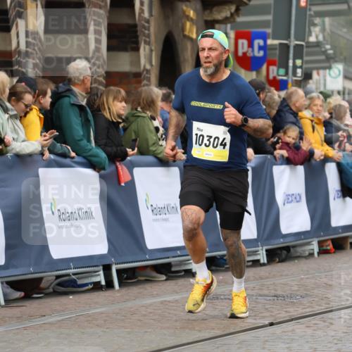05.10.2025 - 20. swb-Marathon Bremen Strokosch-Dieckow http://msf.ph/oto/9223073 05.10.2025 10:43:36 Ziel 9545, 10304 meine-sportfotos.de