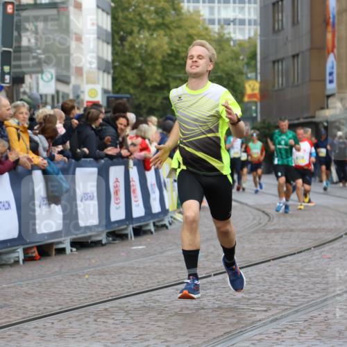 05.10.2025 - 20. swb-Marathon Bremen Strokosch-Dieckow http://msf.ph/oto/9223127 05.10.2025 10:43:48 Ziel 9170, 9270, 10559, 11683 meine-sportfotos.de