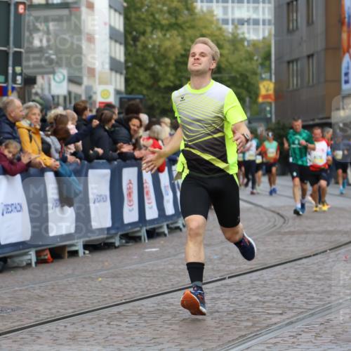 05.10.2025 - 20. swb-Marathon Bremen Strokosch-Dieckow http://msf.ph/oto/9223133 05.10.2025 10:43:48 Ziel 9170, 9270, 10559, 11683 meine-sportfotos.de