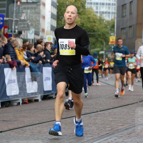 05.10.2025 - 20. swb-Marathon Bremen Strokosch-Dieckow http://msf.ph/oto/9223777 05.10.2025 10:45:16 Ziel 9290, 9396, 9885, 9963, 10431, 10634, 10822, 10898, 11346, 11488 meine-sportfotos.de