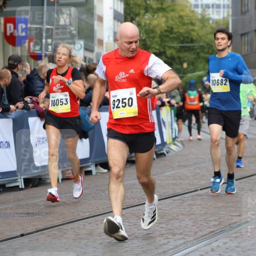 05.10.2025 - 20. swb-Marathon Bremen Strokosch-Dieckow http://msf.ph/oto/9223803 05.10.2025 10:45:34 Ziel 8000, 9200, 9222, 9250, 9709, 10053, 10639, 10682, 11678, 11745 meine-sportfotos.de