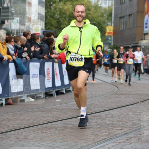 05.10.2025 - 20. swb-Marathon Bremen Strokosch-Dieckow http://msf.ph/oto/9223816 05.10.2025 10:45:43 Ziel 28, 8000, 9200, 9709, 9960, 10350, 10639, 10792, 10823, 11678, 11745 meine-sportfotos.de
