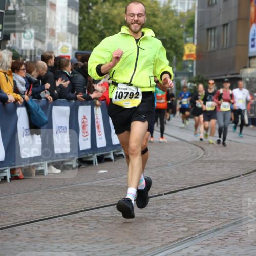 05.10.2025 - 20. swb-Marathon Bremen Strokosch-Dieckow http://msf.ph/oto/9223817 05.10.2025 10:45:43 Ziel 28, 8000, 9200, 9709, 9960, 10350, 10639, 10792, 10823, 11678, 11745 meine-sportfotos.de