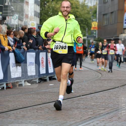 05.10.2025 - 20. swb-Marathon Bremen Strokosch-Dieckow http://msf.ph/oto/9223818 05.10.2025 10:45:43 Ziel 28, 8000, 9200, 9709, 9960, 10350, 10639, 10792, 10823, 11678, 11745 meine-sportfotos.de