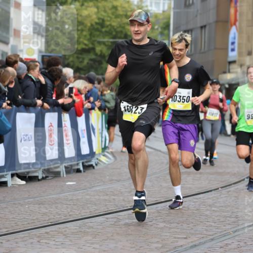 05.10.2025 - 20. swb-Marathon Bremen Strokosch-Dieckow http://msf.ph/oto/9223820 05.10.2025 10:45:45 Ziel 28, 9285, 9709, 9960, 10350, 10639, 10792, 10823 meine-sportfotos.de