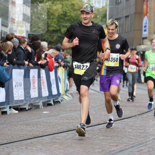 05.10.2025 - 20. swb-Marathon Bremen Strokosch-Dieckow http://msf.ph/oto/9223821 05.10.2025 10:45:45 Ziel 28, 9285, 9709, 9960, 10350, 10639, 10792, 10823 meine-sportfotos.de