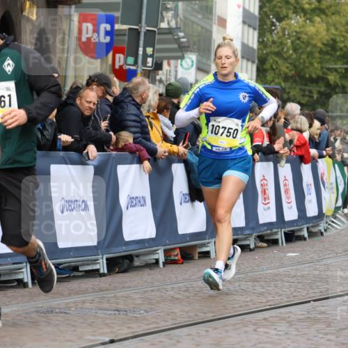 05.10.2025 - 20. swb-Marathon Bremen Strokosch-Dieckow http://msf.ph/oto/9223908 05.10.2025 10:46:50 Ziel 10277, 10661, 10750, 11189 meine-sportfotos.de
