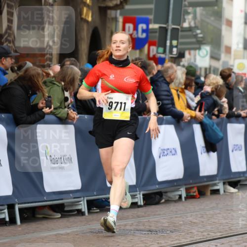 05.10.2025 - 20. swb-Marathon Bremen Strokosch-Dieckow http://msf.ph/oto/9223932 05.10.2025 10:47:15 Ziel 9411, 9670, 9711 meine-sportfotos.de