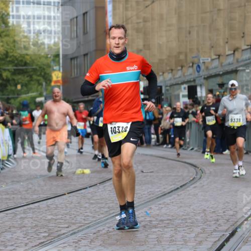 05.10.2025 - 20. swb-Marathon Bremen Strokosch-Dieckow http://msf.ph/oto/9223958 05.10.2025 10:47:28 Ziel 9244, 9339, 9924, 10319, 10637, 10667, 10951, 11498, 11742 meine-sportfotos.de